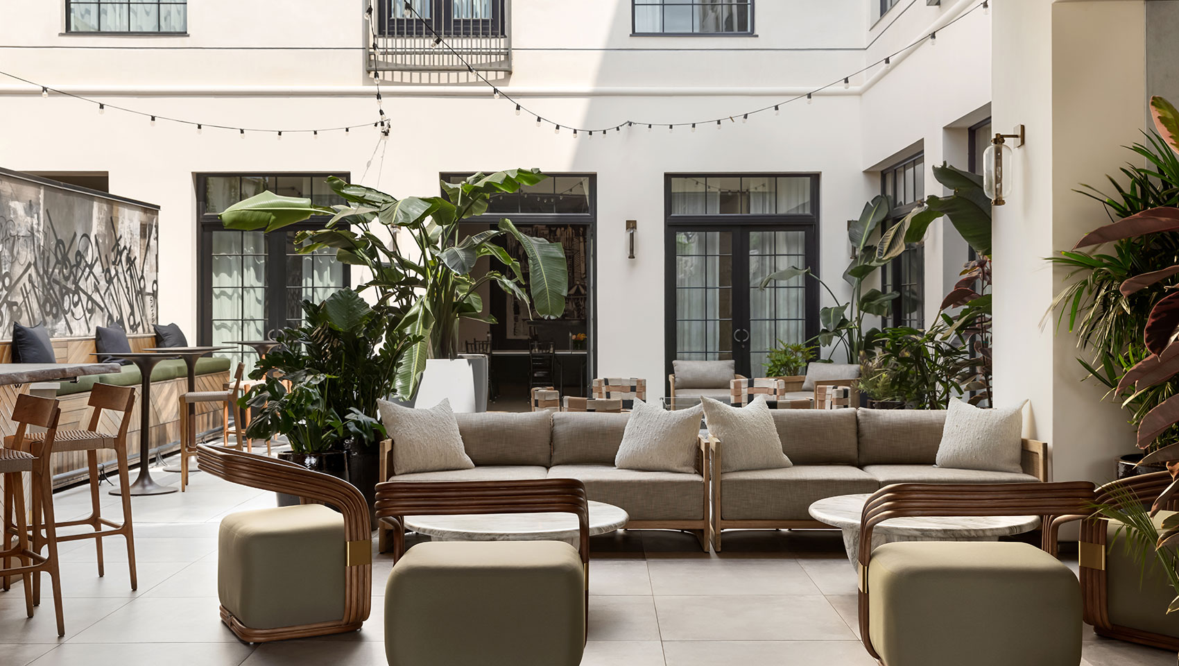 Kimpton La Peer Courtyard