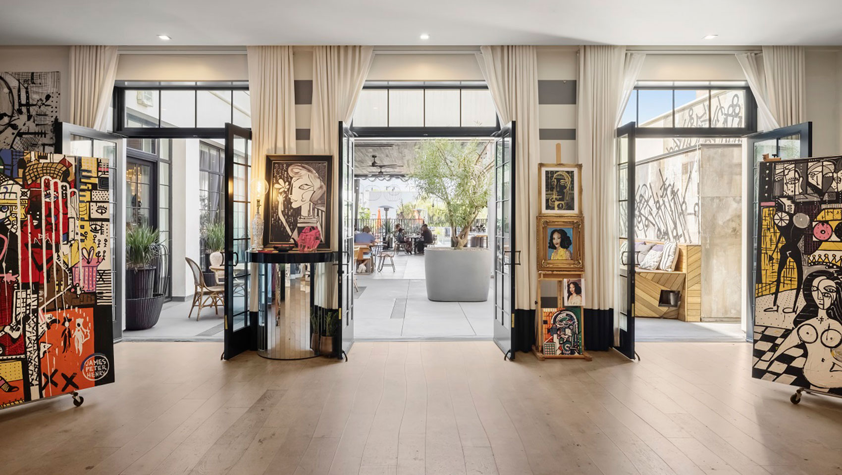 La peer drawing Room with view of courtyard